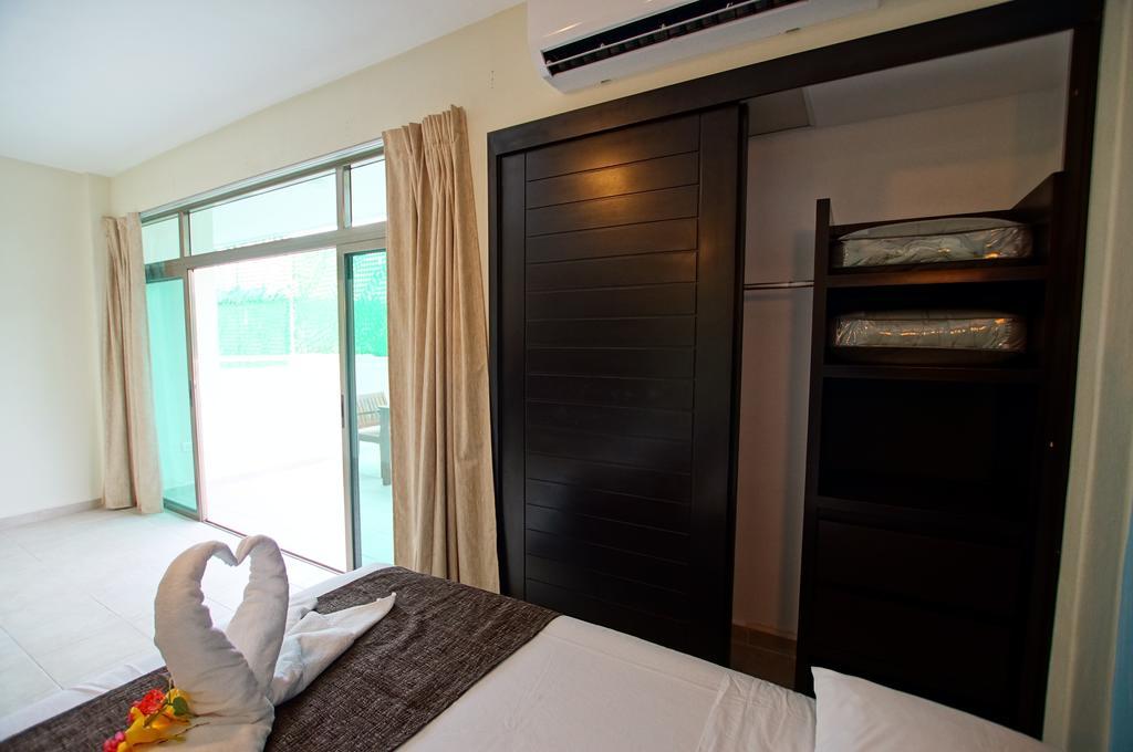 Habitación doble deluxe con cama grande y balcón